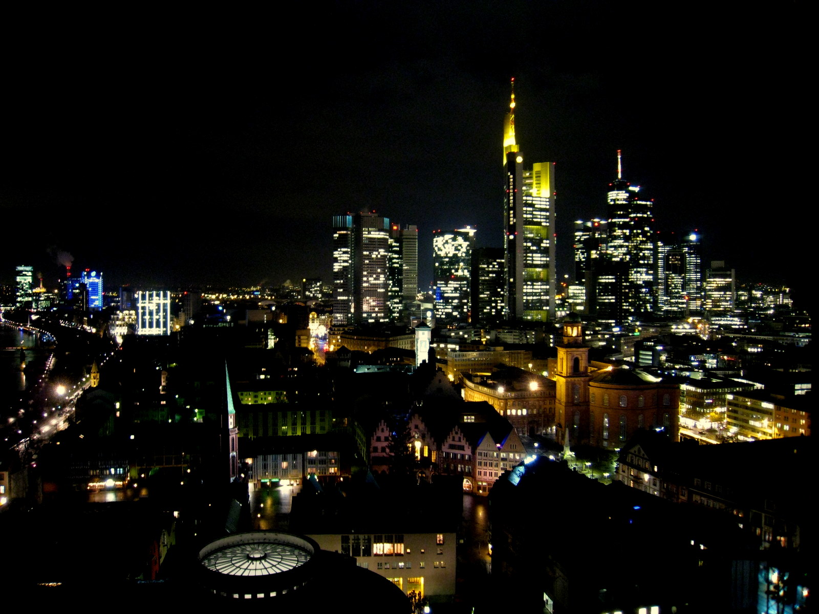 Die Frankfurter Skyline bei Nacht Die Frankfurter Skyline bei Nacht